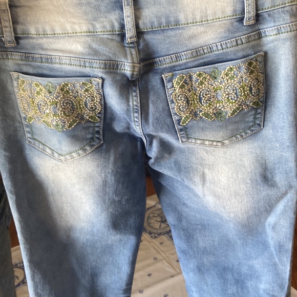New jeans never worn - Picture 2 of 2